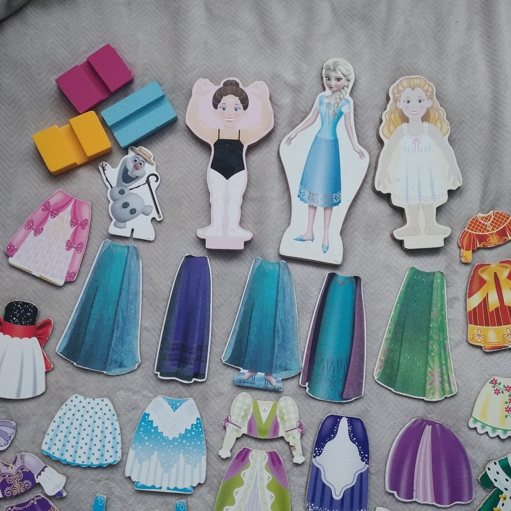 Magnetic paper doll set